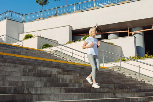 Monter les escaliers, une bonne manière d’améliorer la condition physique pour les femmes ménopausées 