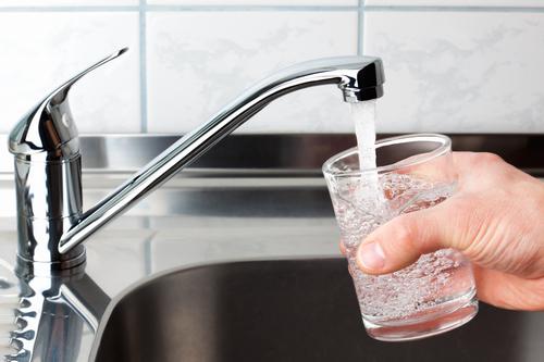 Santé des enfants : boire de l’eau du robinet ou en bouteille