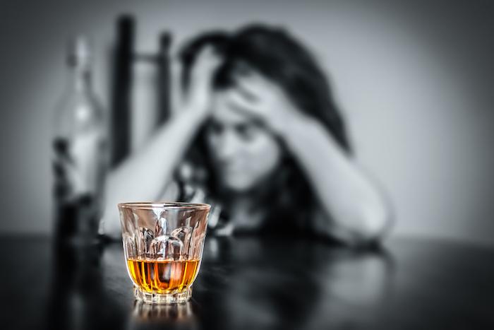Alcoolisme féminin : ces signes alertants qui ne trompent pas 
