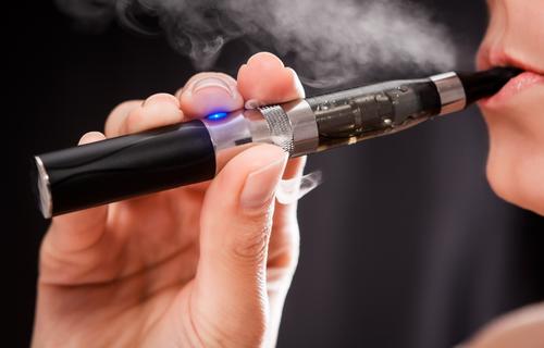 E-cigarette : vapoter au bureau sera passible d'une amende