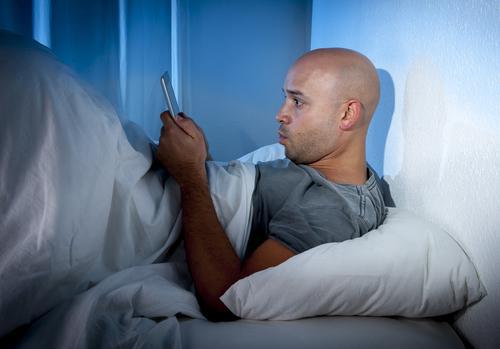 Troubles du sommeil : les verres teintés, la solution pour les accros à leur portable ?