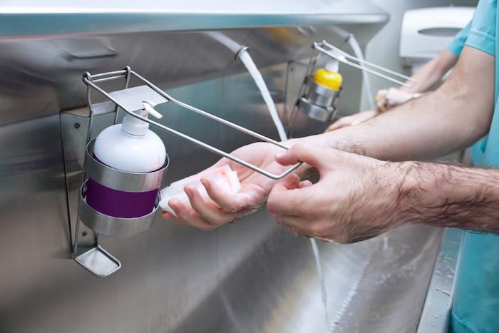 Hygiène à l’hôpital : le lavage des mains ne suffit pas contre des bactéries