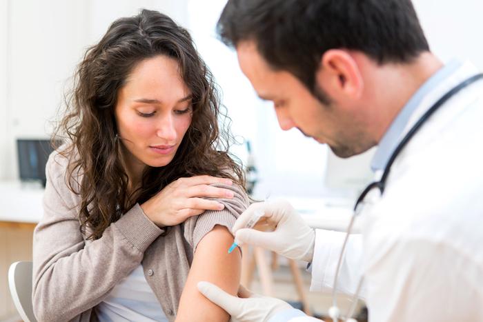 Malade après une vaccination obligatoire contre l’hépatite B, une secrétaire médicale fait condamner l’état