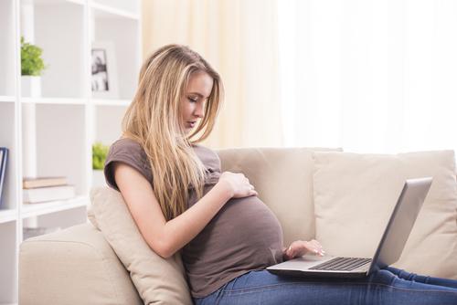 Facebook : une femme enceinte sauve son bébé grâce à un post 
