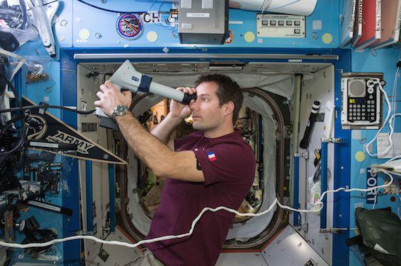 Espace : pourquoi les astronautes voient moins bien à leur retour