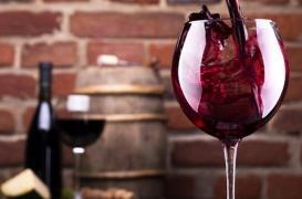 La taille des verres à vin multipliée par 8 en 400 ans, mais beaucoup plus grave, la taille des assiettes a doublé en plus de 50 ans