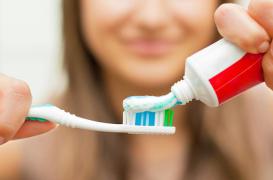 Se brosser les dents pas plus de 2 fois par jour en évitant surtout de brosser la langue