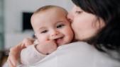 Pour les bébés, partager sa salive est une preuve de proximité