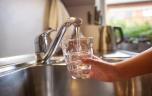 Et si l'eau du robinet cachait une menace insoupçonnée pour l'utérus ?