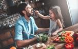 Habitudes alimentaires : 2 choses à ne jamais faire à table avec votre enfant