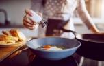 Trop saler les plats augmente de 41 % le risque de cancer de l’estomac