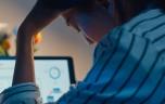 Toujours connectés : comment le travail empiète de plus en plus sur nos soirées
