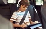 Vacances : les écrans, toujours la solution miracle pour occuper les enfants en voiture ?