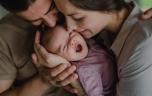 Quels sont les bienfaits du contact physique pour les bébés ?