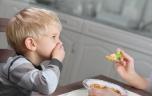 Votre enfant mange moins quand il fait chaud : quand faut-il s'inquiéter ?