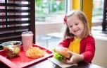 Fast-food : les menus pour enfants sont encore trop riches en calories