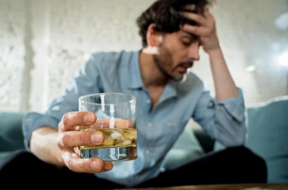 Quel est le lien entre le stress et la dépendance à l’alcool ?
