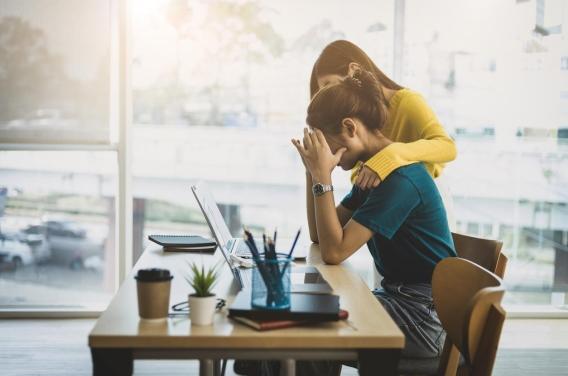 Travail : qu’est-ce qui fragilise la santé mentale des femmes actives ?