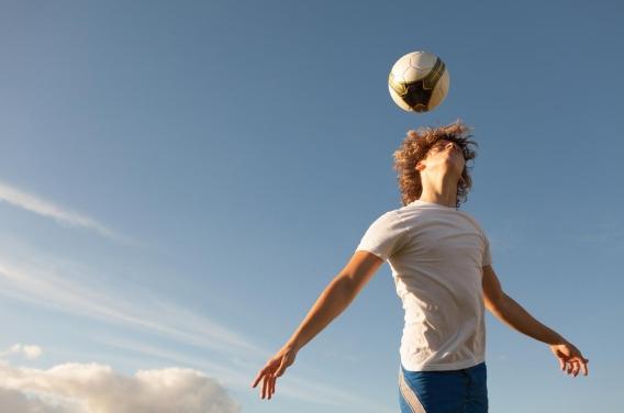 Lésions cérébrales : faut-il interdire le jeu de tête au Mondial de football ?
