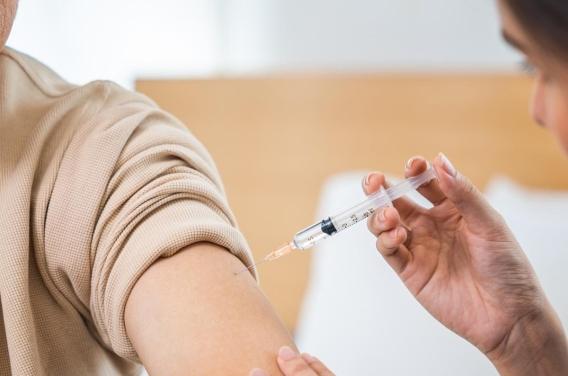 Grippe : le ministère de la Santé annonce le retrait du vaccin Efluelda, réservé aux plus de 65 ans
