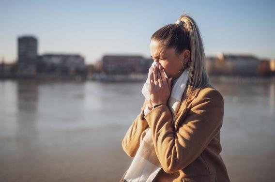 Comment la pollution exacerbe-t-elle les allergies ? 