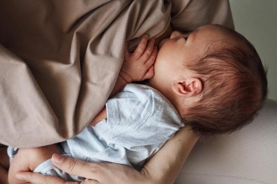 Maman diabétique de type 1 : peut-on allaiter sans risque quand la glycémie est élevée ?