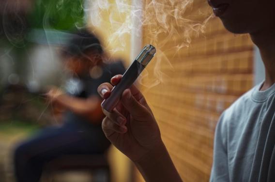 Quand papa fume, l’enfant vapote davantage 