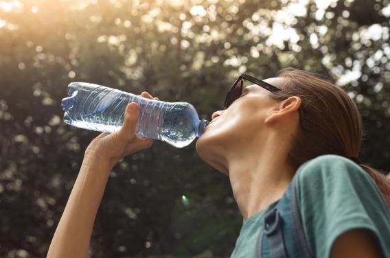 Canicule : pourquoi il ne faut pas boire de l’eau des bouteilles en plastique exposées au soleil