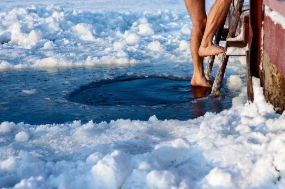 5 minutes dans l’eau froide : la recette de la bonne humeur ?