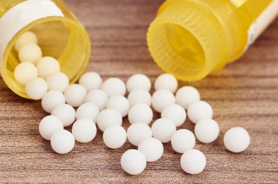 Grippe : les médicaments homéopathiques ne remplacent pas le vaccin, rappelle l’ANSM