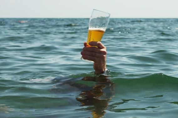 Alcool et baignade : le mélange qui peut devenir fatal