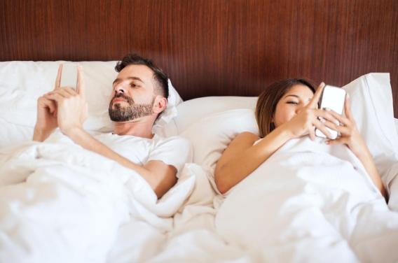 Baisse de la natalité : les smartphones seraient-ils responsables ?