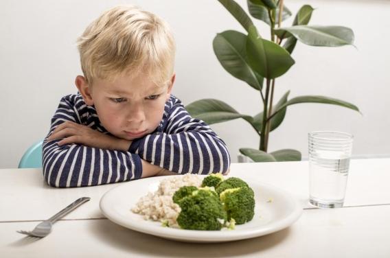 Les enfants difficiles ont tendance à manger moins bien à l'âge adulte