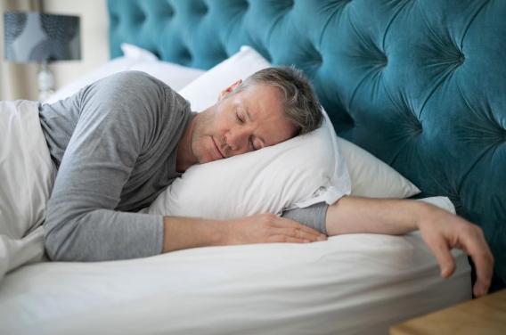 Longévité au travail : quels effets d’un bon sommeil à 50 ans ?