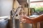 Et si l'eau du robinet cachait une menace insoupçonnée pour l'utérus ?
