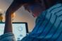 Toujours connectés : comment le travail empiète de plus en plus sur nos soirées