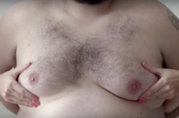 Auto-palpation  : des seins d'homme pour déjouer la censure
