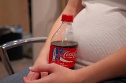 Grossesse : boire des sodas light augmente le risque d'obésité infantile