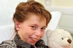 Un garçon de 9 ans greffé de 2 oreilles créées à partir de ses côtes