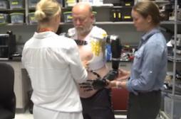 Un homme amputé contrôle ses bras bioniques par la pensée