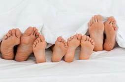 Bébé dans le lit des parents, c’est grave docteur ?