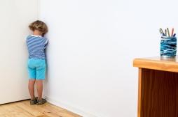 Renvoyer son enfant au coin ou dans sa chambre sert-il à son éducation ?