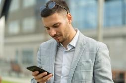 Les accros des textos risquent-ils vraiment des lésions cervicales ?