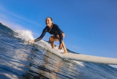 Entre lien avec la nature et richesse des sensations : et si vous goûtiez au surf, un sport à part ?