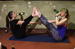 De la bière pour agrémenter sa séance de yoga