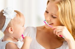 Hygiène bucco-dentaire : celle des parents influence celle des bébés