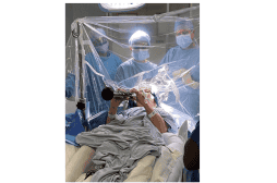 Parkinson : elle joue de la clarinette pendant son opération du cerveau