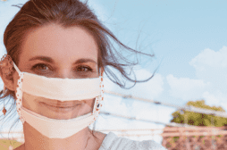 Masques avec fenêtre : la fin du calvaire des personnes sourdes en temps de pandémie