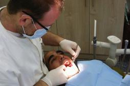 Caries : dormir la bouche ouverte favorise leur développement