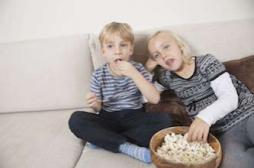 Grossesse : manger en regardant la télé expose l'enfant au surpoids